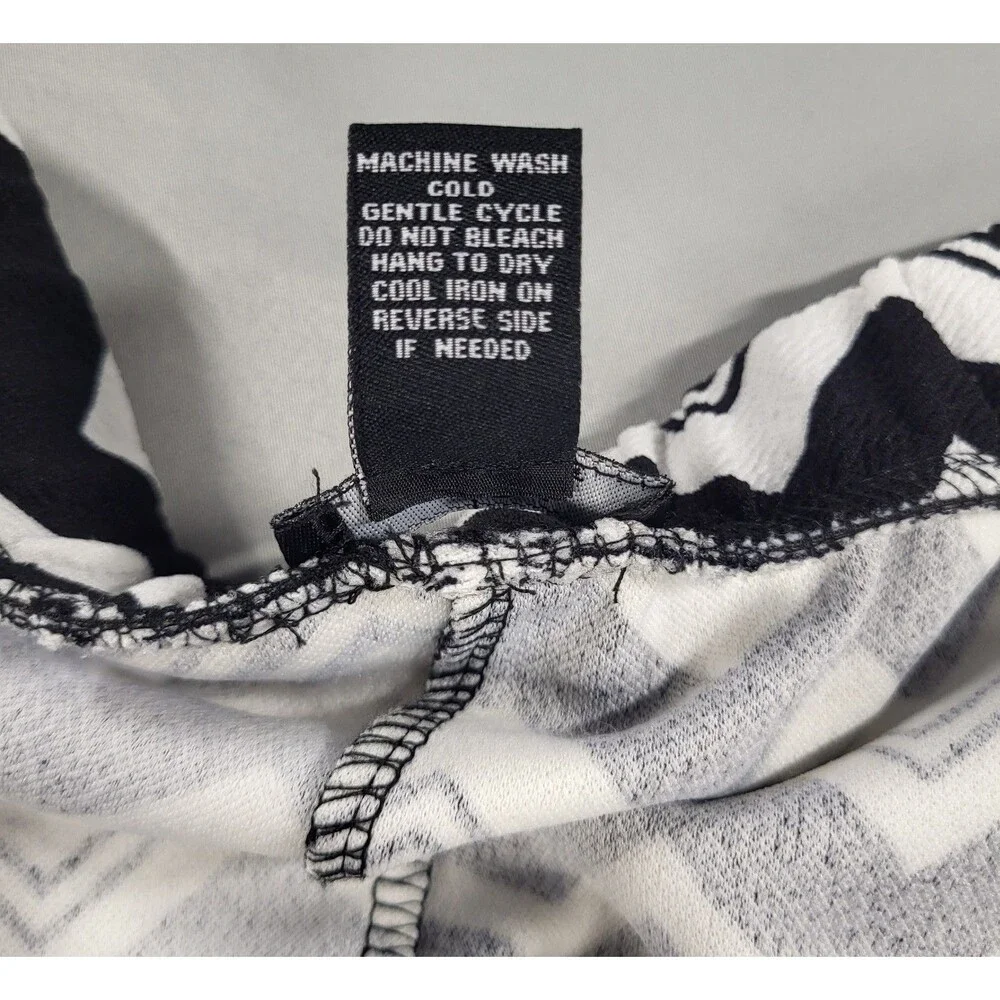 NWT  Rue 21 black white zigzag stripe circle Xl Women’s elastic waist mini - Picture 4 of 5